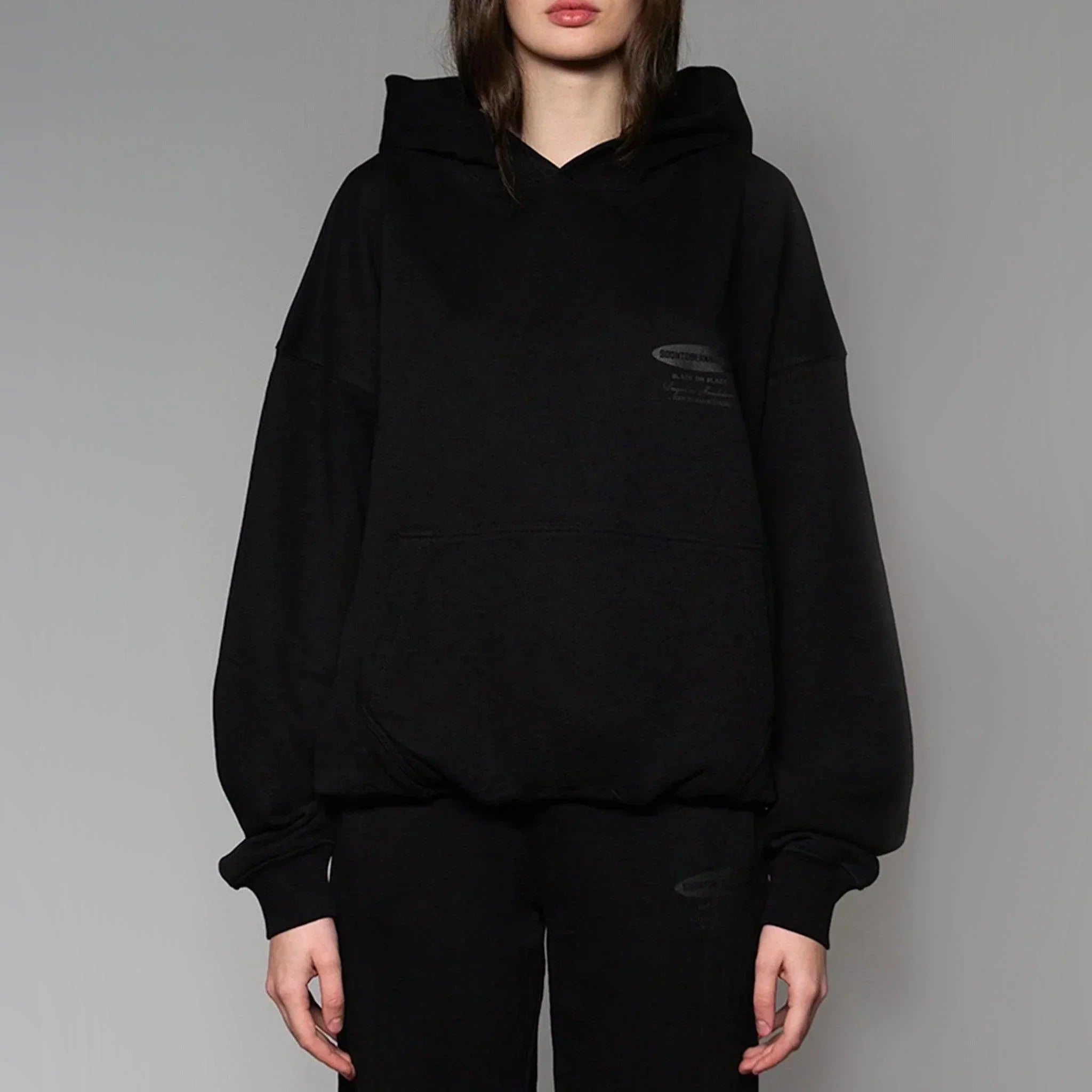 Streetwear Modasında Black on Black Nasıl Öne Çıkıyor?